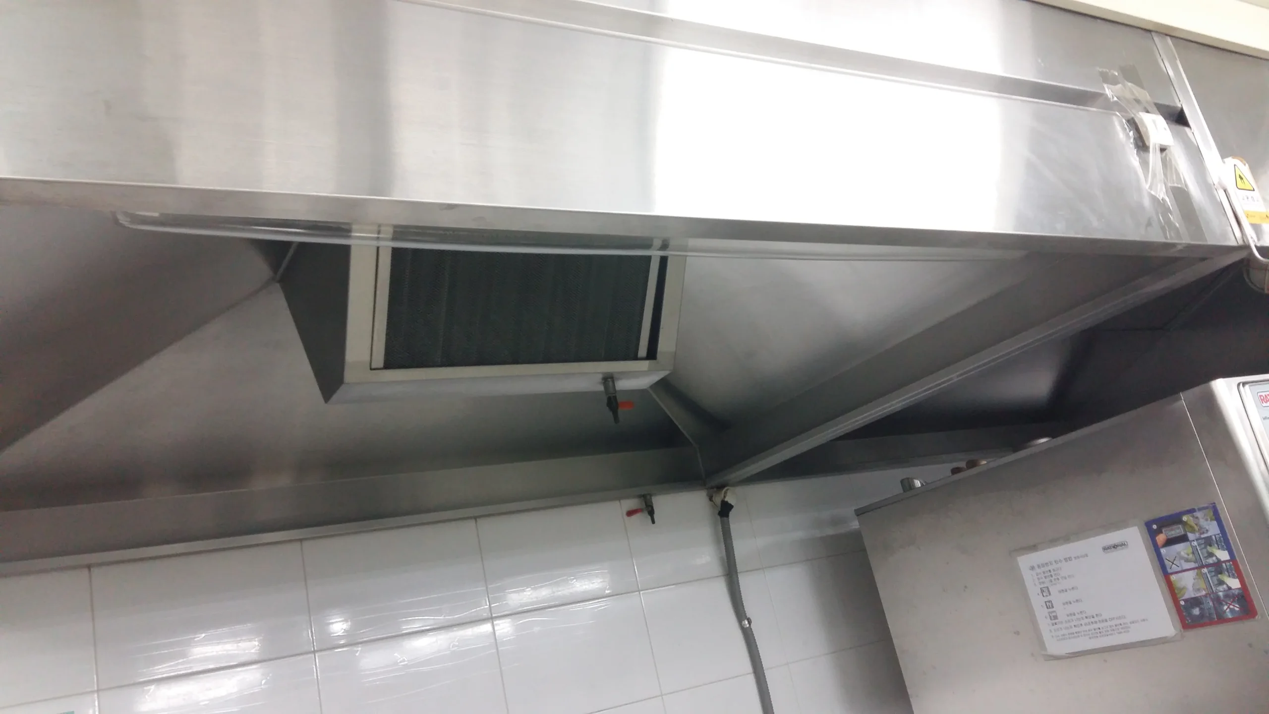 후드덕트청소 과정에서 배기덕트 내부를 점검하는 모습