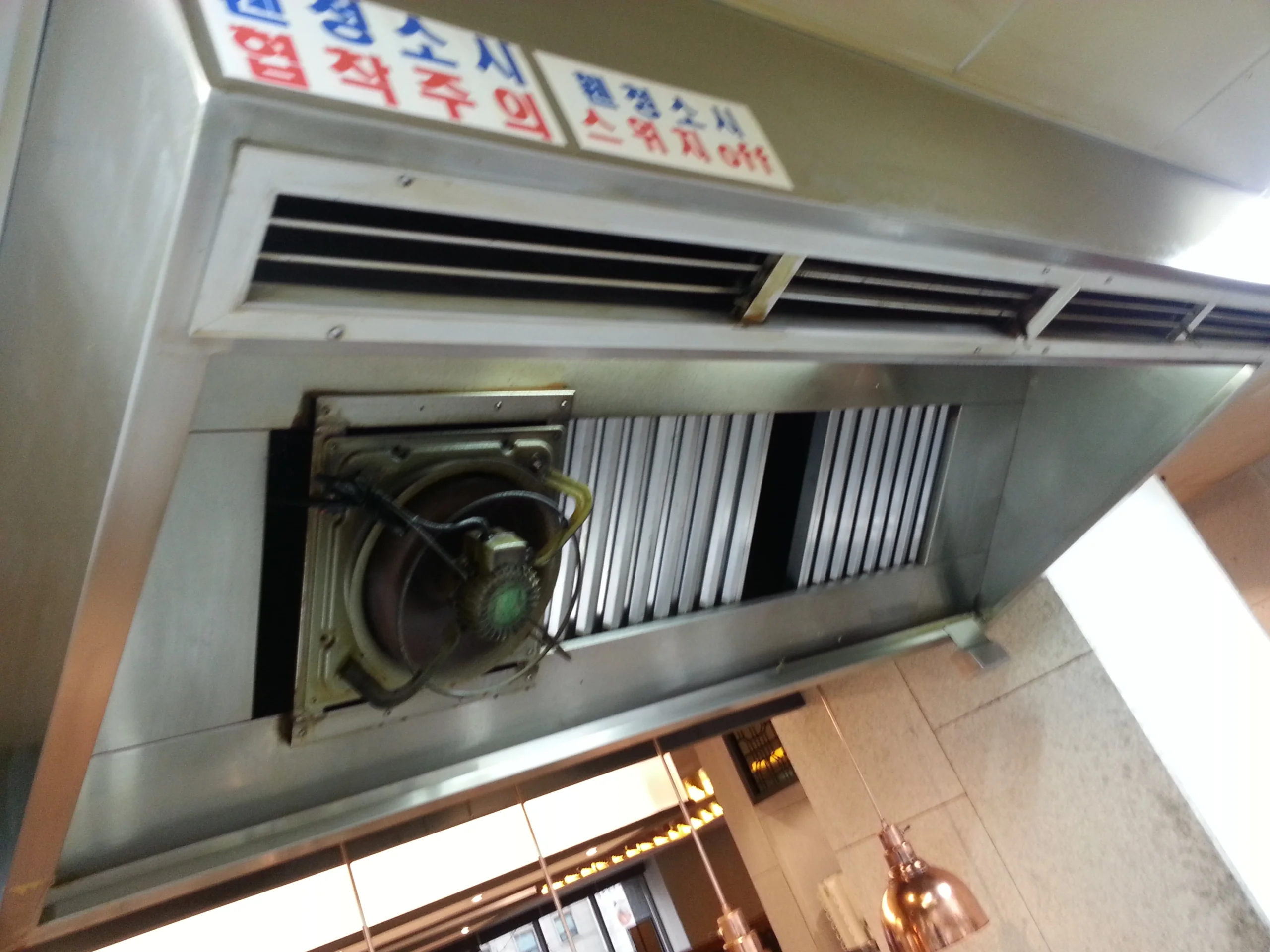 후드덕트청소 상담 전 확인하는 주방 후드 내부 모습